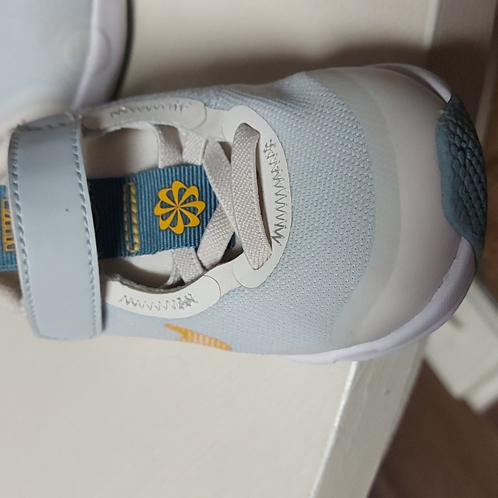 Nike shoes - Picture 3 of 6
